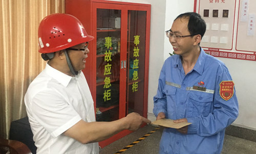 王大真到宜都園區(qū)、股份公司看望慰問基層黨員(圖2)