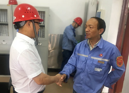 王大真到宜都園區(qū)、股份公司看望慰問基層黨員(圖1)