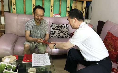 集團(tuán)領(lǐng)導(dǎo)看望慰問離退休黨員、基層困難黨員和年輕黨員(圖3)