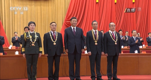 向抗疫英雄致敬！宜化集團(tuán)組織收看全國抗擊新冠肺炎疫情表彰大會(圖1)