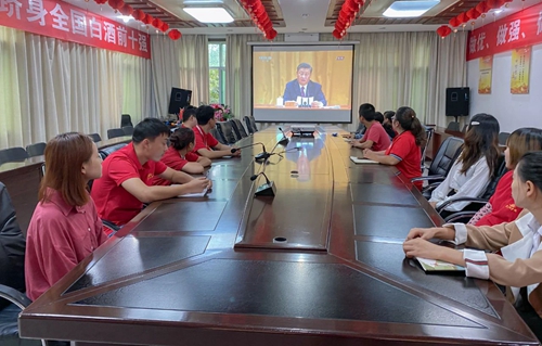 向抗疫英雄致敬！宜化集團(tuán)組織收看全國抗擊新冠肺炎疫情表彰大會(圖6)