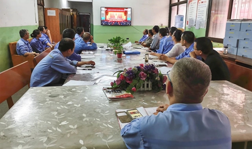 向抗疫英雄致敬！宜化集團(tuán)組織收看全國抗擊新冠肺炎疫情表彰大會(圖12)