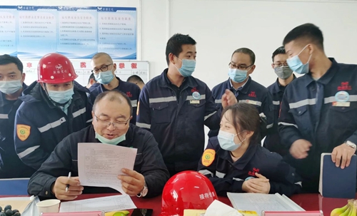 新疆宜化氯堿分廠氯乙烯三班、合成二班榮獲準(zhǔn)東開發(fā)區(qū)安全標(biāo)準(zhǔn)化示范班組稱號(圖3)