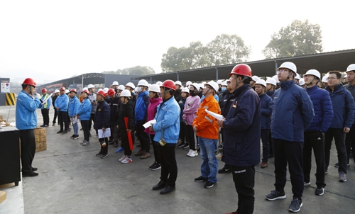 熱火朝天！集團(tuán)總部140余人到股份公司氯堿分廠開展勞動
